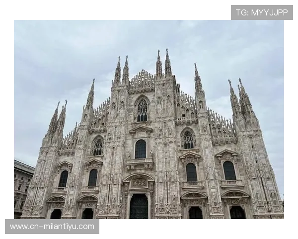 探索米兰大教堂的建筑艺术与设计细节带你领略意大利哥特建筑的精髓